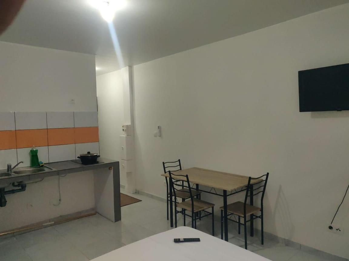St-Laurent Centre - Baka Lycee Confort T1 سان لوران دو ماروني المظهر الخارجي الصورة